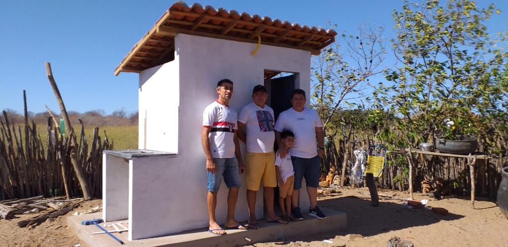 Prefeito visita obras de construção de banheiros na zona rural de Santo Inácio  - Imagem 9