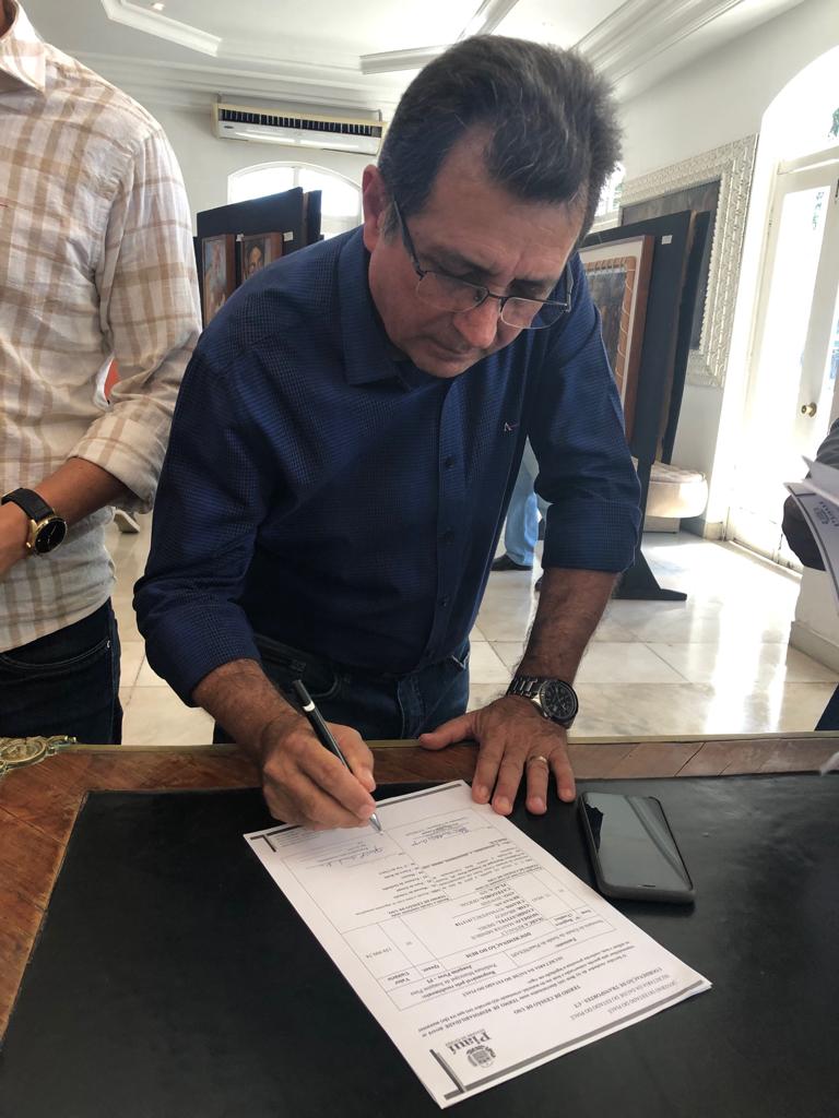 Prefeito Genival Bezerra recebe van para o transporte de pacientes - Imagem 2