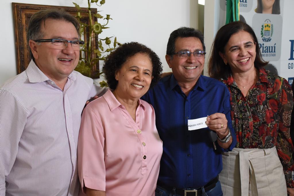 Prefeito Genival Bezerra recebe van para o transporte de pacientes - Imagem 3