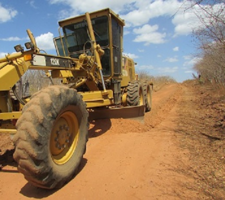 Prefeito Ananias André recupera estrada que liga Centro à Experiência