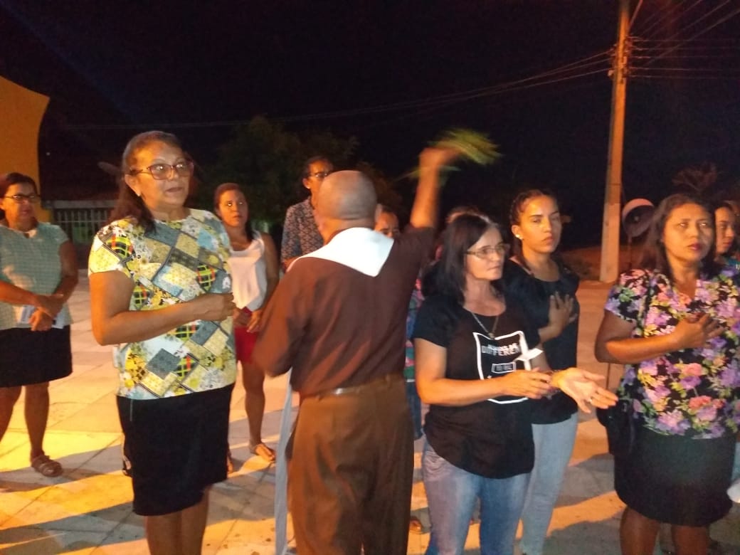 Na segunda noite de novena a comunidade recebe imagem de Nossa Senhora da Saúde - Imagem 2