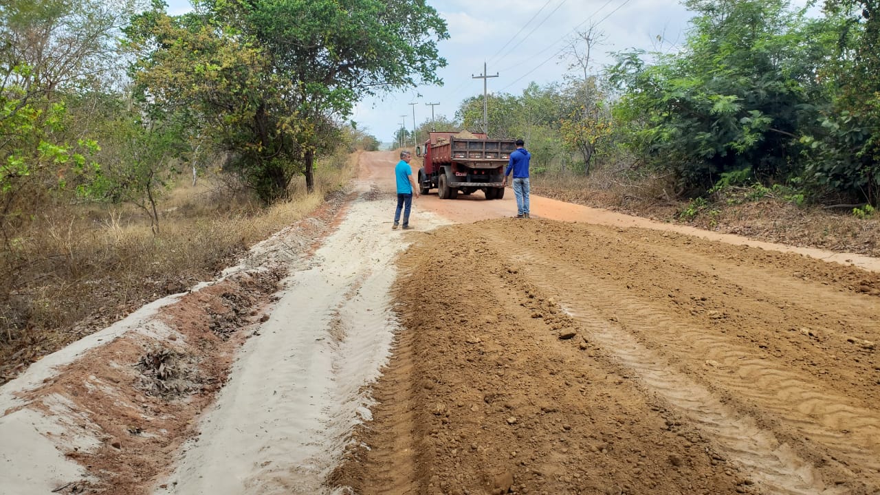 Prefeito João Luiz intensifica melhorias nas estradas do município - Imagem 12
