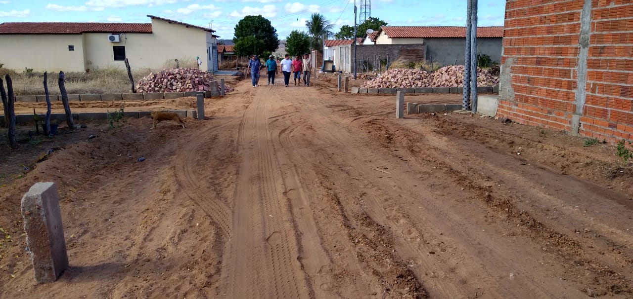 Prefeito dá início a mais uma obra de calçamento em Santo Inácio - Imagem 18