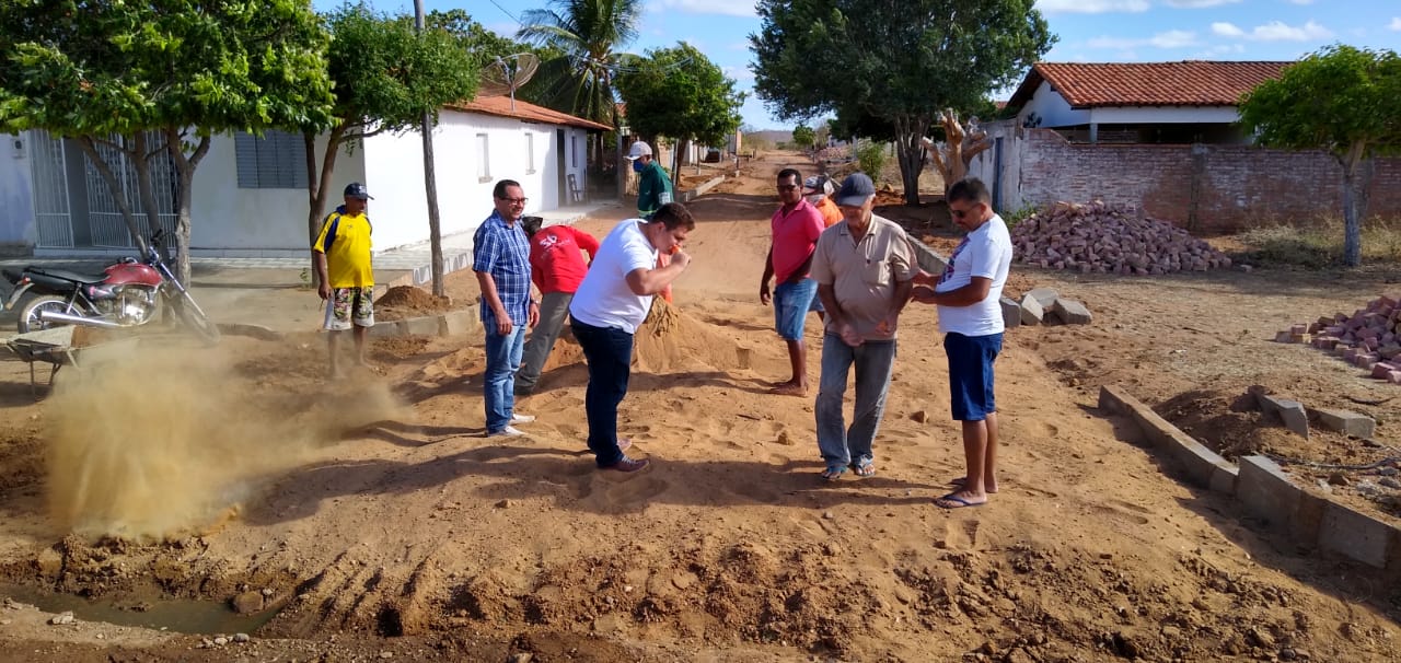 Prefeito dá início a mais uma obra de calçamento em Santo Inácio - Imagem 22