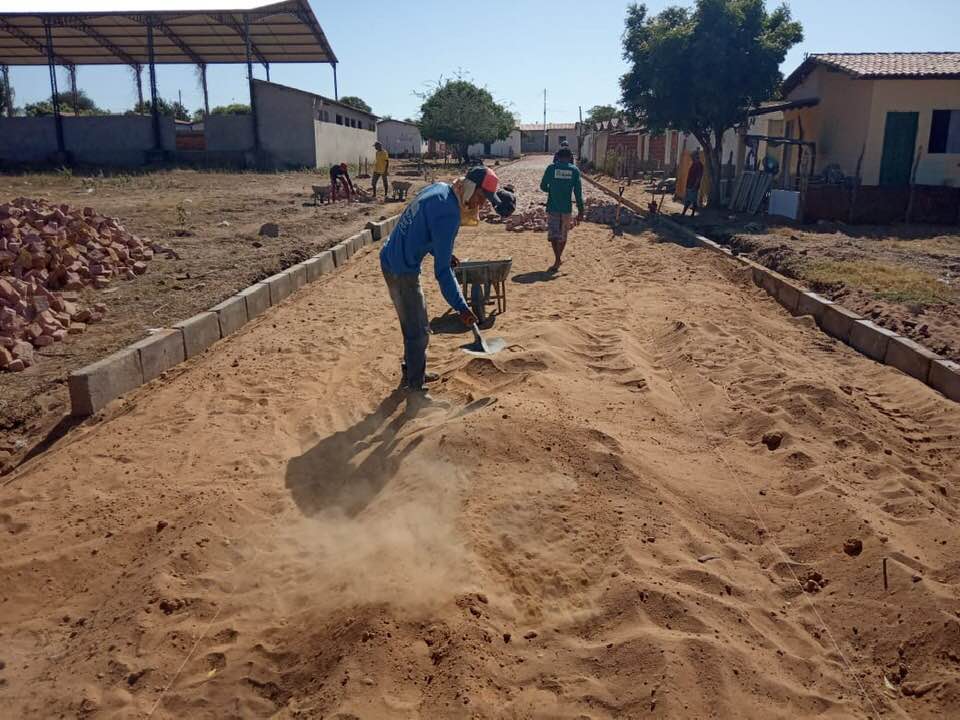 Prefeito dá início a mais uma obra de calçamento em Santo Inácio - Imagem 2