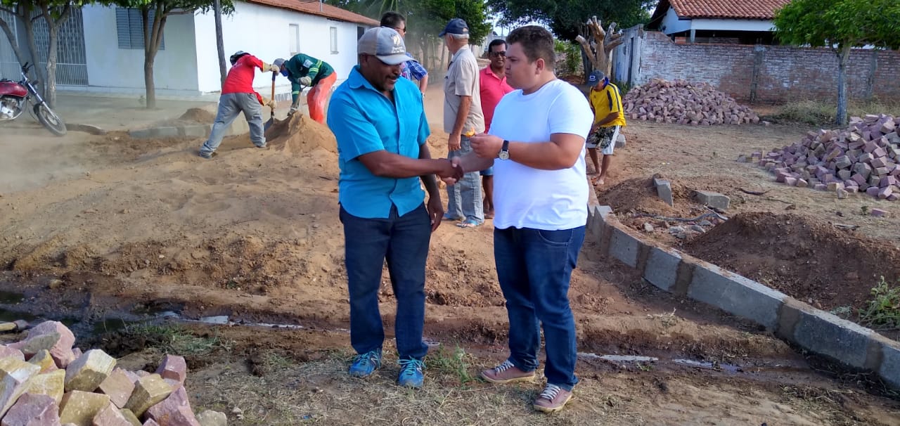 Prefeito dá início a mais uma obra de calçamento em Santo Inácio - Imagem 20