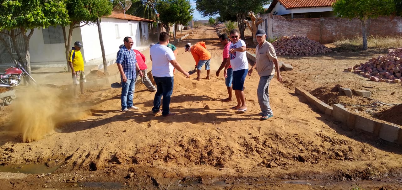 Prefeito dá início a mais uma obra de calçamento em Santo Inácio - Imagem 23