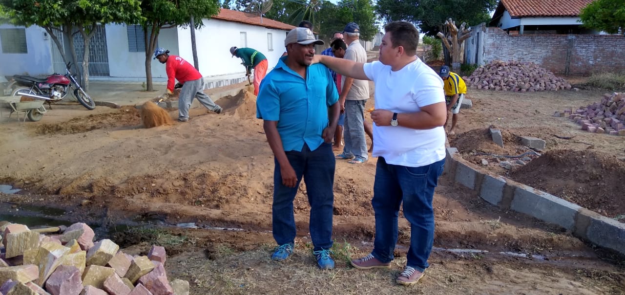 Prefeito dá início a mais uma obra de calçamento em Santo Inácio - Imagem 21