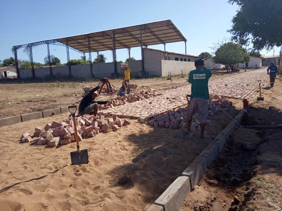 Prefeito dá início a mais uma obra de calçamento em Santo Inácio - Imagem 6