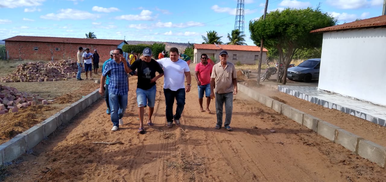 Prefeito dá início a mais uma obra de calçamento em Santo Inácio - Imagem 14
