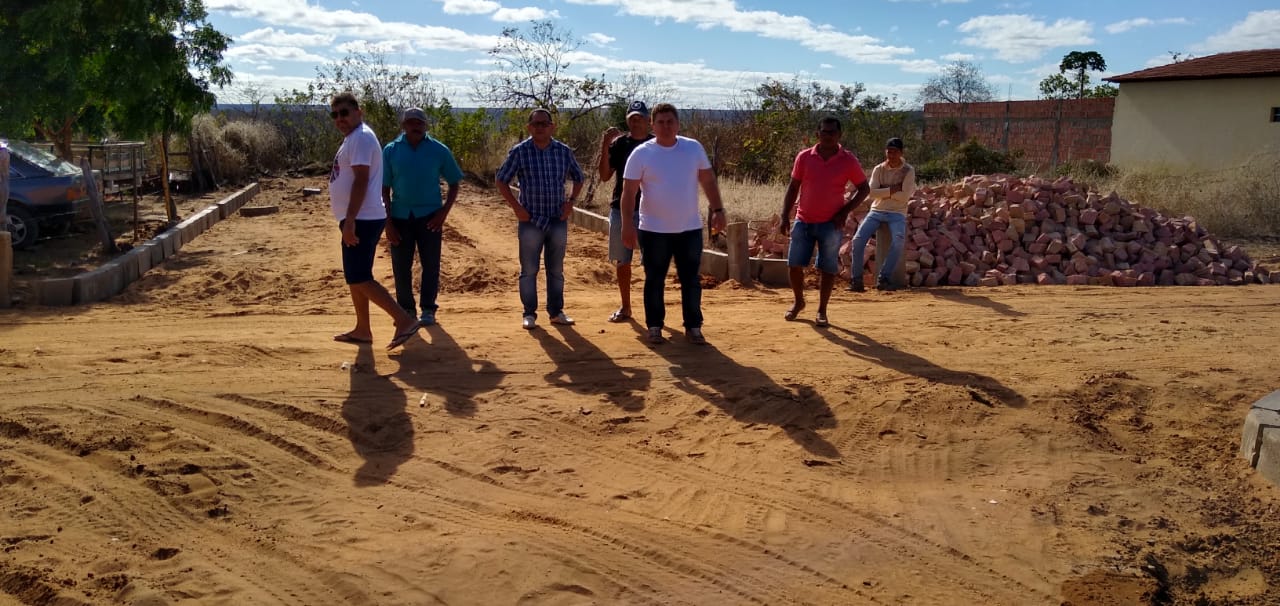Prefeito dá início a mais uma obra de calçamento em Santo Inácio - Imagem 10