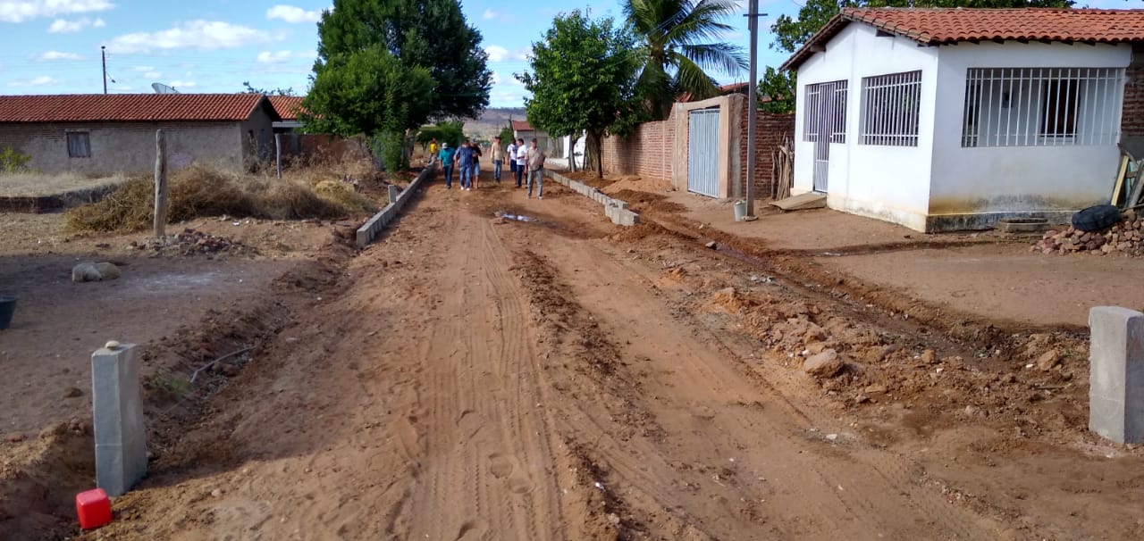 Prefeito dá início a mais uma obra de calçamento em Santo Inácio - Imagem 13