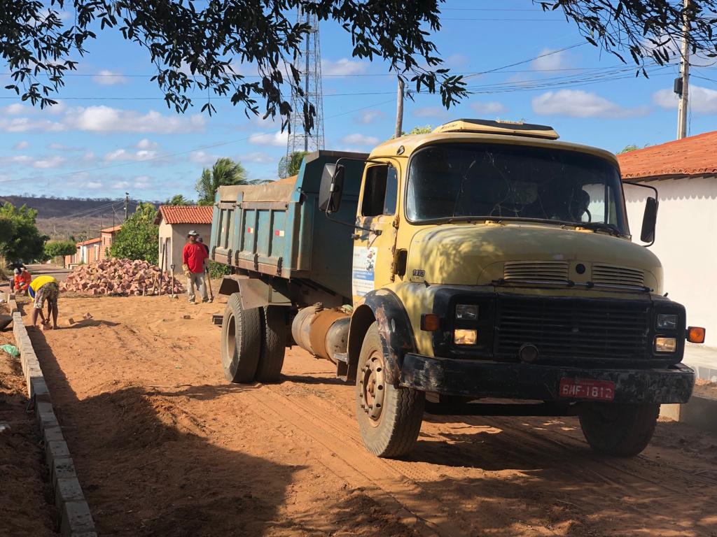 Prefeito dá início a mais uma obra de calçamento em Santo Inácio - Imagem 8