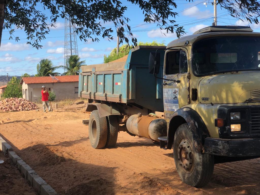 Prefeito dá início a mais uma obra de calçamento em Santo Inácio - Imagem 7