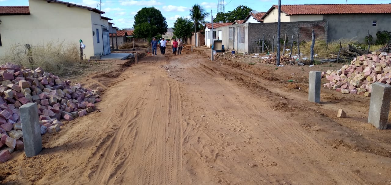 Prefeito dá início a mais uma obra de calçamento em Santo Inácio - Imagem 12
