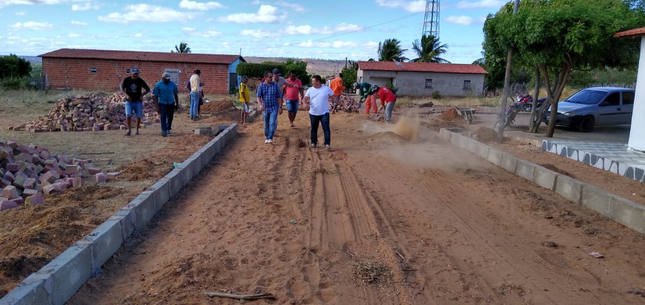 Prefeito dá início a mais uma obra de calçamento em Santo Inácio - Imagem 16