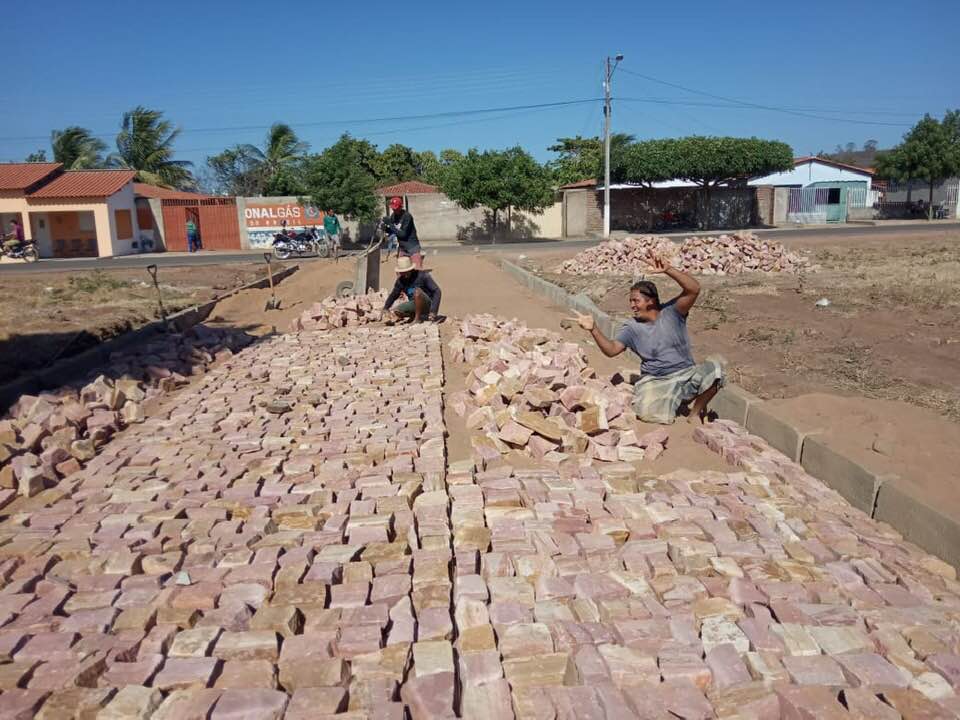 Prefeito dá início a mais uma obra de calçamento em Santo Inácio - Imagem 3