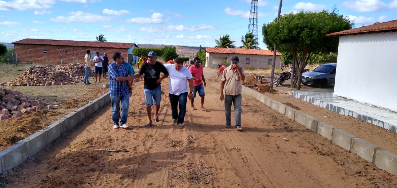 Prefeito dá início a mais uma obra de calçamento em Santo Inácio - Imagem 15