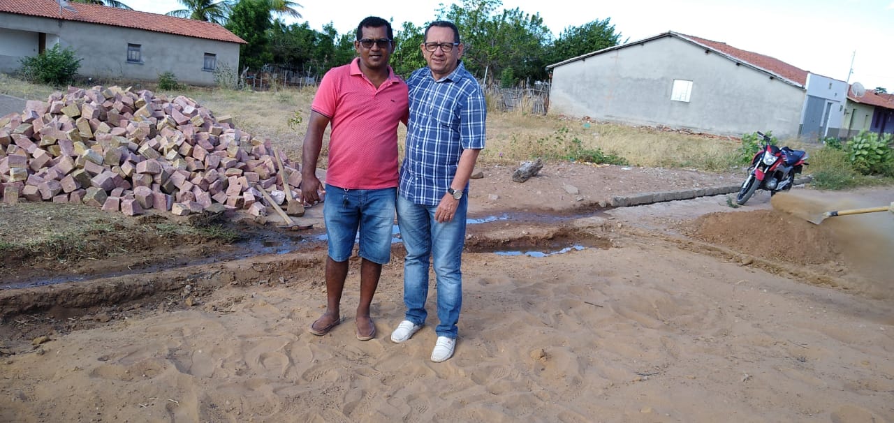 Prefeito dá início a mais uma obra de calçamento em Santo Inácio - Imagem 17