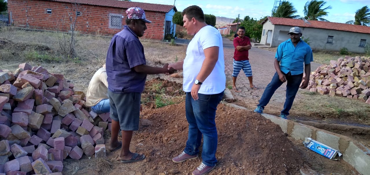 Prefeito dá início a mais uma obra de calçamento em Santo Inácio - Imagem 19