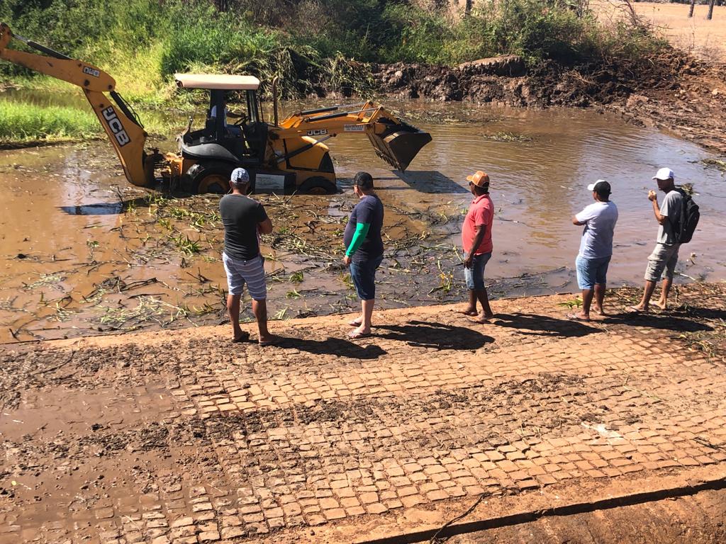 Espaço para banho no rio Canindé é limpo pela prefeitura 