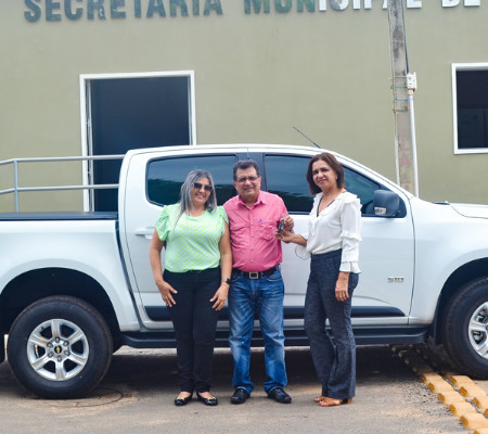 Prefeito Genival Bezerra entrega caminhonete e anuncia bônus aos professores