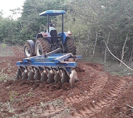Prefeitura de Pedro II dá apoio aos agricultores da região com orientações, acompanhamento e aração de terra