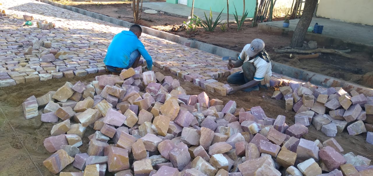 Mais uma obra de calçamento tem início em Santo Inácio - Imagem 12