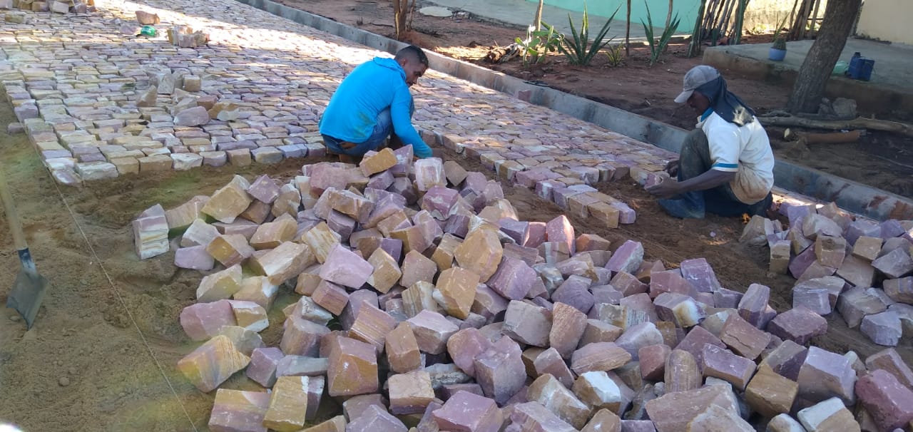 Mais uma obra de calçamento tem início em Santo Inácio - Imagem 13