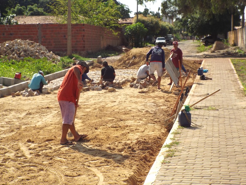 Prefeitura dá início a construção de calçamento na Rua Boa Vista - Imagem 6