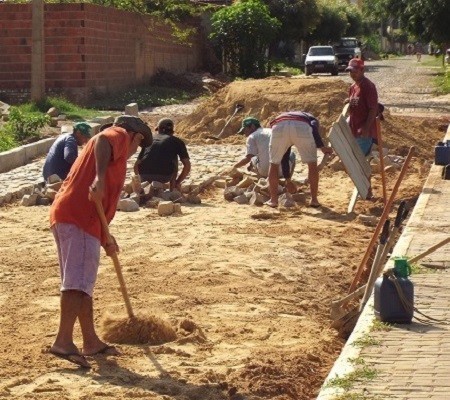 Prefeitura dá início a construção de calçamento na Rua Boa Vista 