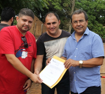 Prefeito de Água Branca assina ordem de serviço para construção de calçamento no bairro Angicos