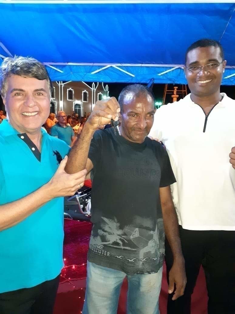 Missa, procissão e sorte com sorteio de uma moto marcam o último dia de festejos do padroeiro Menino Deus 