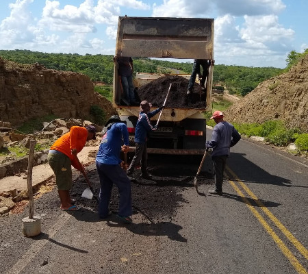 Prefeito Ananias André realiza operação tapa-buraco na PI 216 e mantém em bom estado de conservação