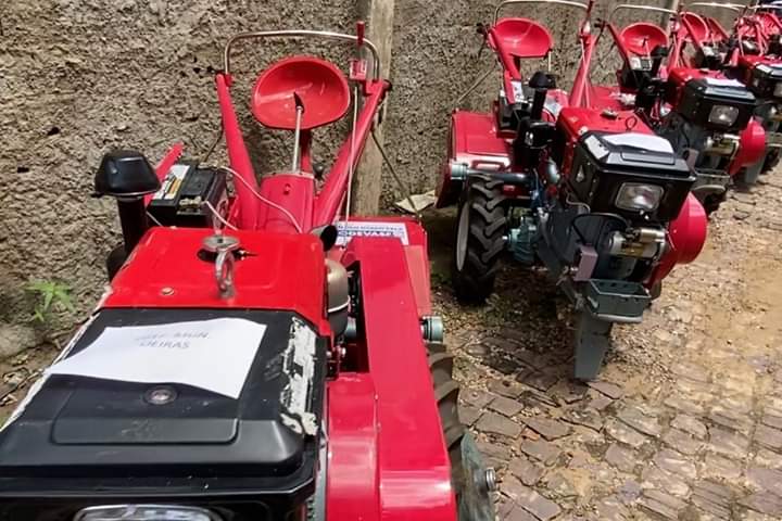 Ciro Nogueira entrega mini trator para PMU - Imagem 1