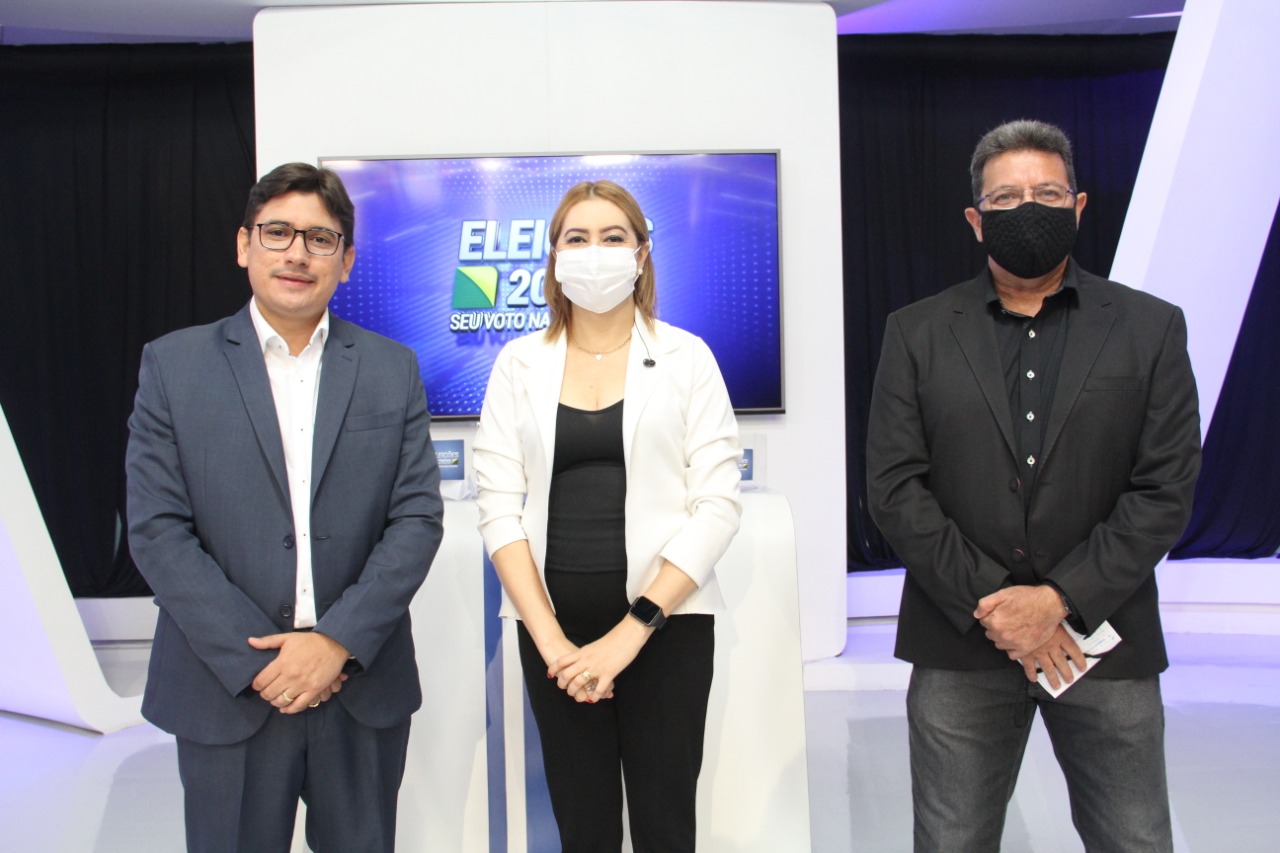 Candidatos Glauber Silva e Coronel Viana com a jornalista Eli Lopes - Foto: José Alves Filho