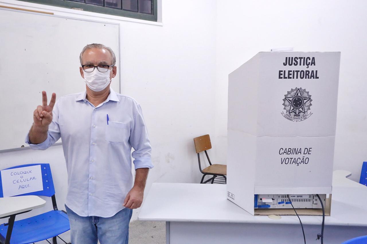 Firmino Filho vota em escola na zona Leste de Teresina