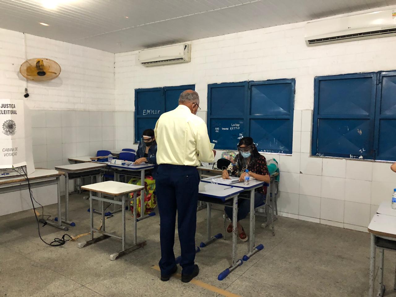 Dr. Pessoa durante votação na manhã deste domingo (Divulgação)