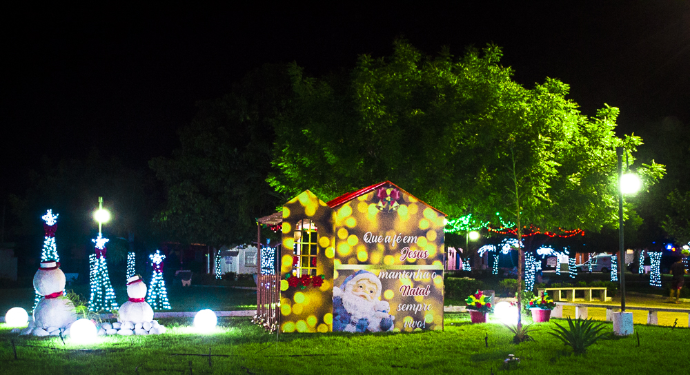 Confira a decoração natalina da praça 28 de Dezembro, em Joaquim Pires - PI - Imagem 18