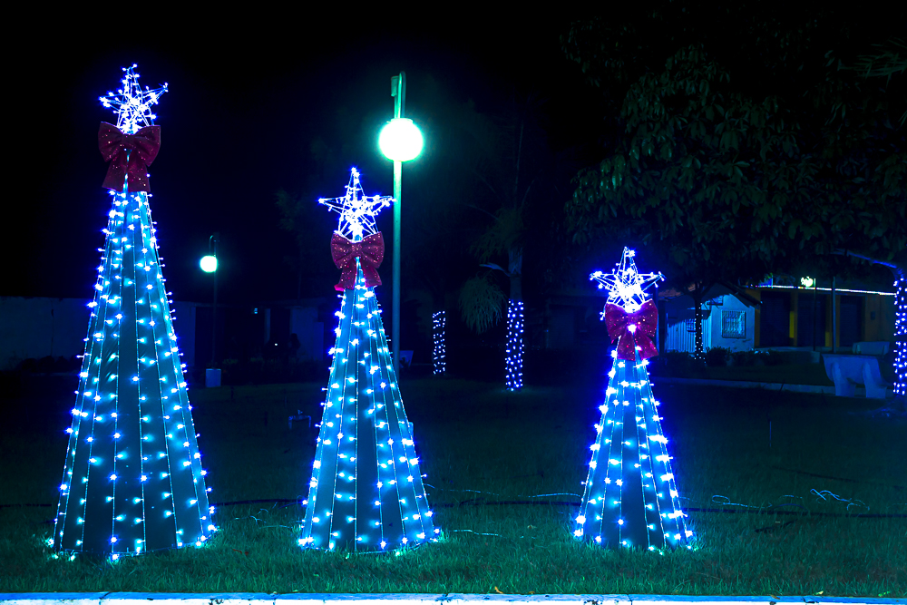 Confira a decoração natalina da praça 28 de Dezembro, em Joaquim Pires - PI - Imagem 25