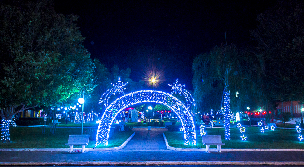 Confira a decoração natalina da praça 28 de Dezembro, em Joaquim Pires - PI - Imagem 1
