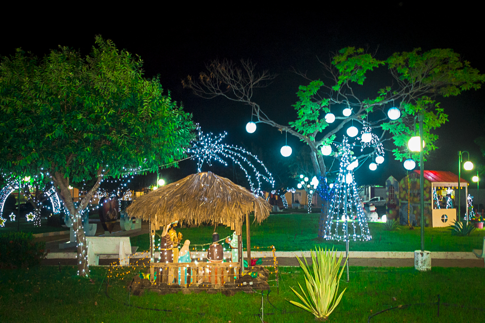 Confira a decoração natalina da praça 28 de Dezembro, em Joaquim Pires - PI - Imagem 17