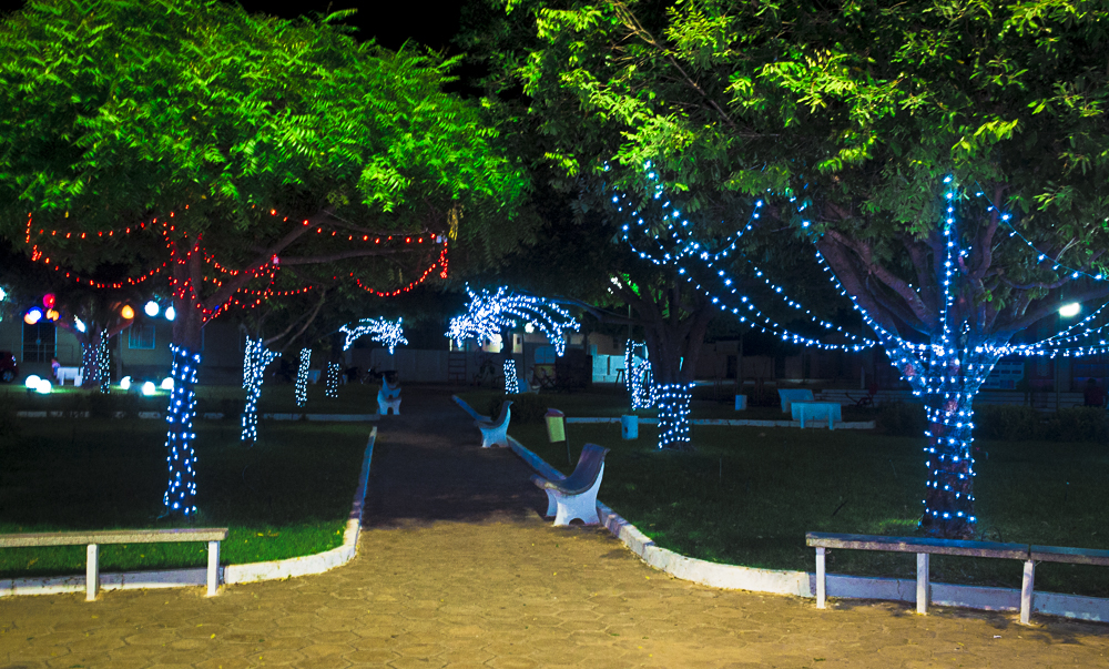 Confira a decoração natalina da praça 28 de Dezembro, em Joaquim Pires - PI - Imagem 9