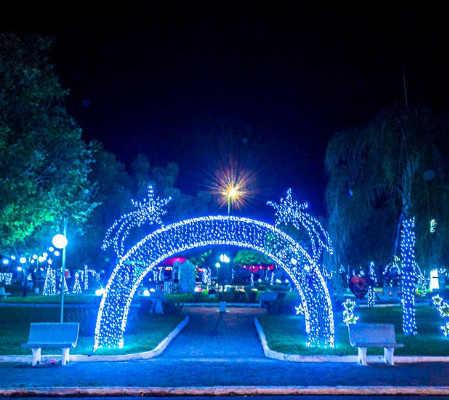 Confira a decoração natalina da praça 28 de Dezembro, em Joaquim Pires - PI