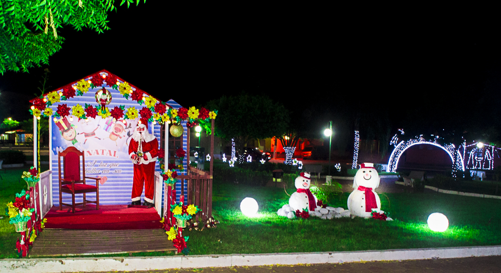 Confira a decoração natalina da praça 28 de Dezembro, em Joaquim Pires - PI - Imagem 4