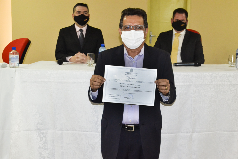 Prefeito eleito Genival Bezerra é diplomado pela Justiça Eleitoral - Imagem 9