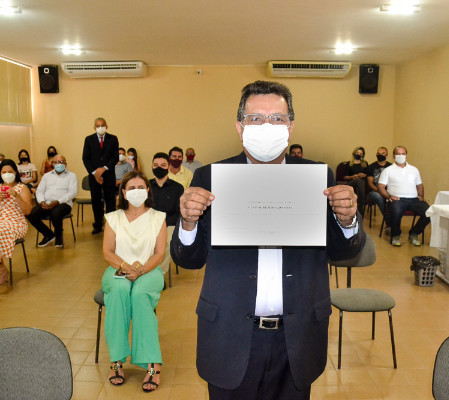 Prefeito eleito Genival Bezerra é diplomado pela Justiça Eleitoral