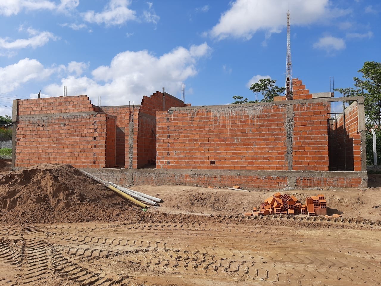 Obras aceleradas de construção do Estádio Cariocão em Monsenhor Gil