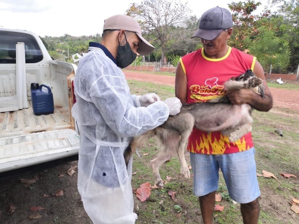 Monsenhor Gil cuida das pessoas e de seus animais também