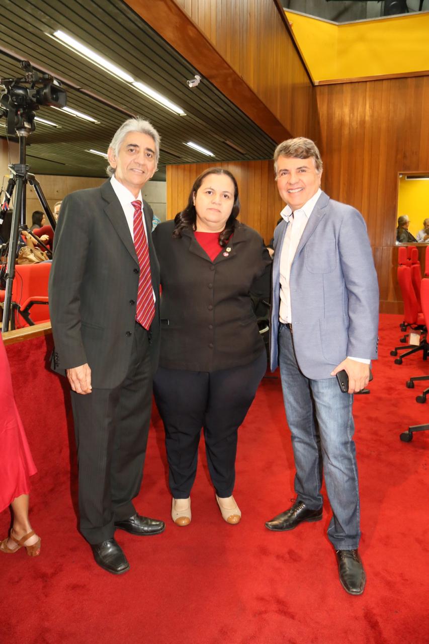 Monsenhor Gil no parlamento estudual na pessoa da líder Elisângela Moura - Imagem 1